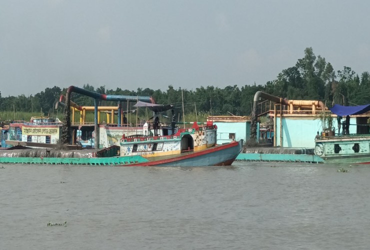 ইজারা শর্ত ভেঙ্গে ড্রেজারে বালু উত্তোলন, নদী গর্ভে বিলীন কৃষি জমি